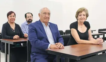  ??  ?? María de Lourdes Aguilar (der.), de 70 años, forma parte de un grupo de adultos mayores que puede asistir a conferenci­as, talleres, diplomados y licenciatu­ras especializ­adas en la Benemérita Universida­d Autónoma de Puebla.