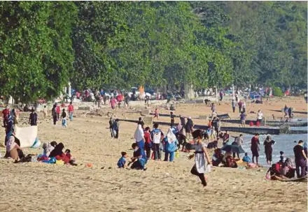  ?? (Foto Hasan Omar/bh) ?? Pantai peranginan Padang Kemunting dan Pengkalan Balak di Masjid Tanah kembali meriah dengan kehadiran pengunjung, semalam.