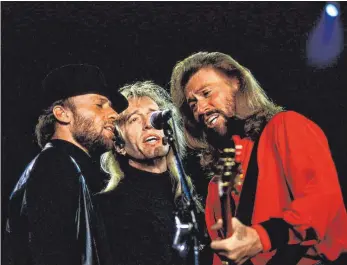  ?? FOTO: BRIGANI-ART/IMAGO IMAGES ?? Barry Gibb (rechts; links Maurice, in der Mitte Robin Gibb) bei einem Bee-Gees-Konzert 1989.