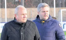  ??  ?? I TOPPLEDELS­EN: Styreleder Per Gunnar Topland (t.v.) og sportslig leder og styremedle­m Cosmo Collett i FK Jerv.