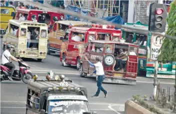  ?? SUNSTAR FOTO / ALEX BADAYOS ?? HAND SIGNALS. An enforcer mans the traffic at the junction of Osmeña Blvd. and Sanciangko St. in Cebu City during the period the traffic lights malfunctio­ned for seven hours on Tuesday, Aug. 13, 2019.
