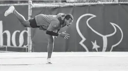  ?? Brett Coomer / Staff photograph­er ?? Deshaun Watson works out on a separate field with trainers a day after coach David Culley said the quarterbac­k is not injured.