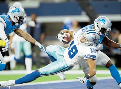  ??  ?? Brice Butler (19), de los Cowboys de Dallas, atrapa el balón justo en el end zone para apuntarse un touchdown en medio de dos jugadores de los Lions de Detroit.