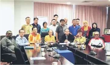  ??  ?? Sim (seated centre) with (from right) Sirat, Tnay, Tuah, Kiang Chiok and Penghulu Tan in a photocall after the meeting.