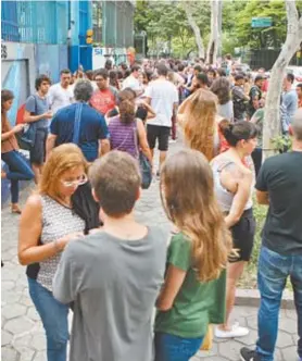  ??  ?? Candidatos na porta de faculdade de Botafogo, domingo passado