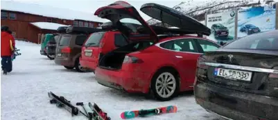  ?? FOTO: ELBILFOREN­INGEN ?? Tesla Model S er en av mange elbiler som kan ha taklast og dermed skiboks.