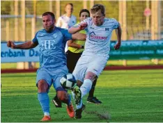  ?? Foto: Elmar Knöchel ?? Gegen den TSV Eintracht Karlsfeld hatten die Bobinger Stürmer im Hinspiel, hier Elias Ruf (weißes Trikot), einen schweren Stand.