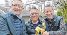  ?? FOTO: BIG SHOE ?? Ließen sich zehn Jahre nach der Bambi-Verleihung erneut vor dem Rathaus ablichten (von links): Christian Skrodzki, Giovanni Granziera und Igor Wetzel.