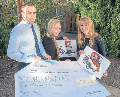  ?? Picture: Angus Findlay. ?? Teacher Matthew Mackie, pupil Amelia Franchi and depute head teacher Lisa Sorbie with the cheque and some examples of the special bike they wish to purchase.