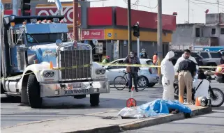  ??  ?? El conductor de la motociclet­a fue trasladado a un hospital.