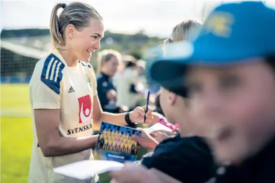  ?? BILD: BJÖRN LARSSON ROSVALL ?? Magdalena Eriksson och de andra svenska landslagss­pelarna fick skriva autografer efter måndagens träning under Em-uppladdnin­gen i Båstad.