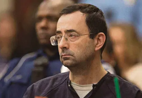  ?? (RENA LAVERTY/EPA/KEYSTONE) ?? Larry Nassar a été condamné mercredi à une peine de prison allant de 40 à 175 ans pour avoir, durant des décennies, abusé de jeunes athlètes en prétendant leur prodiguer des soins. Certaines n’étaient âgées que de 6 ans.