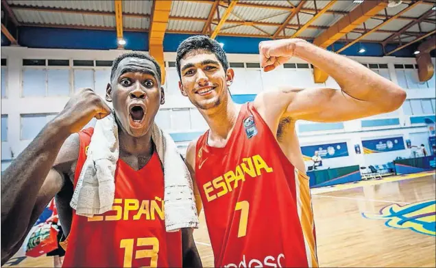  ??  ?? Usman Garuba y Santi Aldama celebran el pase a la final del Europeo Sub-18 de 2019. En aquel campeonato se colgaron el oro y acabaron en el quinteto ideal, con Aldama como MVP.