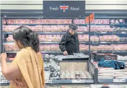  ?? TOM JAMIESON THE NEW YORK TIMES FILE PHOTO ?? Analysts fear that if farmers raise prices of meat it will create a two-tier market in which only richer Britons will be able to afford the best fresh chicken.