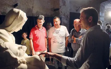  ??  ?? Da sapere
La kermesse «Torano notte e giorno» è in corso fino al 13 agosto (Nella foto l’inaugurazi­one della copia della Pietà vaticana con, in maglietta rossa, il sindaco di Carrara Francesco De Pasquale)