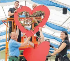  ?? FOTO: DANIEL HÄFELE ?? Viele Hände, geben ein schnelles Ende: Michael Ziesel (unten links) und sein Team haben am Montag das Festzelt abgebaut.