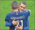  ??  ?? Lucas y Griezmann se abrazan.