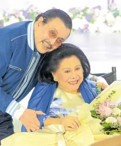  ?? ?? Former President Joseph “Erap” Ejercito Estrada greets his wife of close to 63 years, Dr. Loi Ejercito.