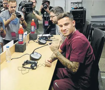  ?? FOTO: PEP MORATA ?? Coutinho hace el gesto surfero antes del inicio de la rueda de prensa que dio ayer en la sala de prensa del Camp Nou