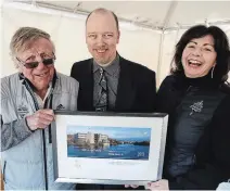  ?? CLIFFORD SKARSTEDT EXAMINER ?? Mike Davies, middle, with Trent’s first athletics director Paul Wilson and current director Deborah Bright-Brundle.