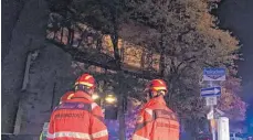  ?? FOTO: ANNA KRATKY ?? Einsatzkrä­fte stehen in der Nacht von Montag auf Dienstag vor der Kirche St. Jodok.