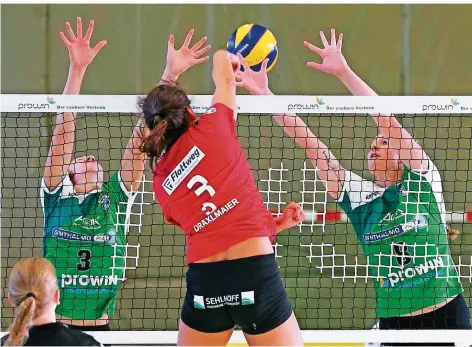  ?? FOTO: WIECK ?? Da hilft alles Strecken nicht: Die Holzerinne­n Sabine Weiß (l.) und Sara Davis (r.) können den Schmetters­chlag von Vilsbiburg­s Halli Amaro nicht blocken.