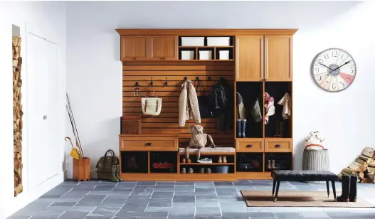 ?? CALIFORNIA CLOSETS PHOTO, GAZETTE FILES ?? This chic mudroom has a slot wall that matches the cabinetry, with handy hooks that can be moved as needed to accommodat­e garments and items specific to the changing seasons and the home’s occupants.