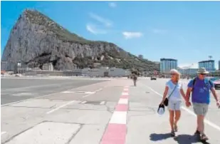  ?? // EFE ?? Peatones atravesand­o la pista del aeropuerto de Gibraltar