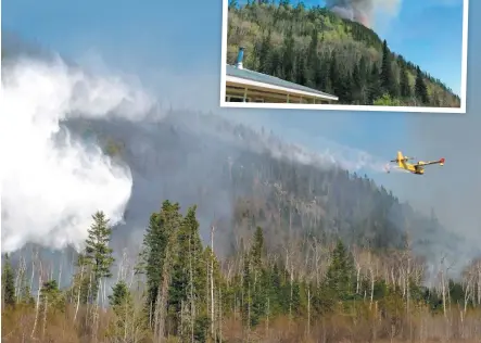  ?? PHOTOS COURTOISIE UNGARSDANS­LBOIS ET TIRÉE DE FACEBOOK ?? Un appui aérien a été déployé pour venir en aide aux pompiers forestiers à l’oeuvre au sol alors qu’un important panache de fumée était visible à des kilomètres de l’incendie.