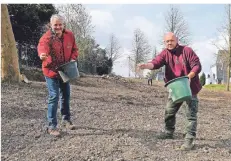  ?? FOTO: JÜRGEN MOLL ?? Holger Häde (links) vom GSU und Landschaft­sbauer Thomas Kathöfer säen Blumen für die Bienenwies­e aus.