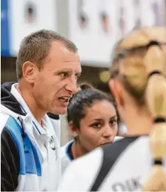  ?? Foto: Michael Hochgemuth ?? Nikolaj Roppel bleibt Trainer der DJK Hochzoll. Der Drittligis­t treibt die Planungen für die kommende Saison voran.