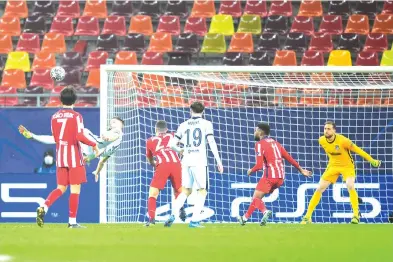  ?? - AFP photo ?? Chelsea's French striker Olivier Giroud (L) scores against Club Atletico de Madrid at the Arena Nationala stadium in Bucharest.