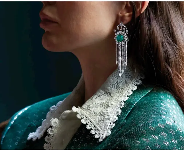  ??  ?? Earrings in white gold set with diamonds and emeralds