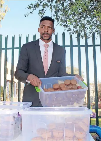  ??  ?? BLOEMFONTE­IN self-taught baker and self-proclaimed Muffin King, Anathi Nonxuba, who has made a living by selling muffins, is expanding his business.