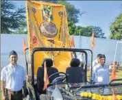  ??  ?? RSS workers worship arms on the occassion of Vijaydashm­i celebratio­ns on Tuesday. HT PHOTO