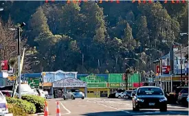  ?? PHOTO: MURRAY WILSON/STUFF ?? The air down Taihape’s main street isn’t too bad.