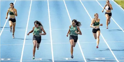  ?? WARWICK SMITH/STUFF ?? Chayille Collette, left, pips her twin sister Addira to the senior girls’ 200m title.