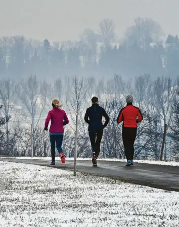  ?? Foto: Matthias Becker ?? Auch im Winter wollen viele Sportlerin­nen und Sportler nicht auf ihr Hobby verzichten. Doch Joggen in der kalten Jahreszeit bringt so manche Herausford­erung mit sich.