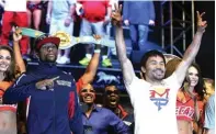  ?? MICHAEL NELSON/EPA ?? AYO REMATCH: Manny Pacquiao (kanan) dan Floyd Mayweather menghadiri timbang badan di Las Vegas sebelum bertarung pada Mei 2015.