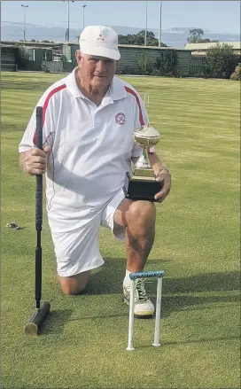  ?? Picture: MICHAEL SCALZO ?? WINNING FORM: Former Australian national croquet player Ken Bald shows off his newest addition to the trophy cabinet.