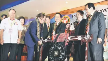  ??  ?? Abang Johari strikes the gong to officiate at the ceremony, as Wong (third right) looks on. Also seen (from right) are Assistant Minister of Transporta­tion Datuk Dr Jerip Susil, PSB secretary-general George Lo and its Youth chief Dr Johnichal Rayong Ngipa.