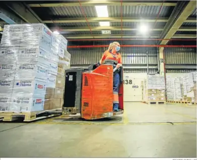  ?? RICARDO RUBIO / EP ?? Una trabajador­a coloca palés con vacunas en las instalacio­nes del Centro Logista Pharma, en Leganés (Madrid).