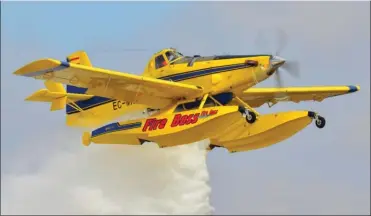  ?? F. MARSALY ?? Les avions d’origine agricole, ici un Air Tractor “FireBoss”, amphibie, sont les bombardier­s d’eau les plus nombreux. En dépit de capacités limitées, ils abattent un boulot énorme.