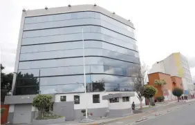  ??  ?? El edificio ubicado en la calle Jaime Nunó, en la colonia Morelos, que era utilizado como bodega por la dependenci­a, fue declarado “inoperante” por ingenieros.