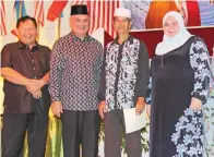  ??  ?? SALAH seorang warga emas PDM Pengalat menerima sijil penghargaa­n dari Rosnah. Kelihatan (dari kiri) Datuk Juil Nuatim dan Datuk Haji Ghulam Haidar Khan Bahadar.