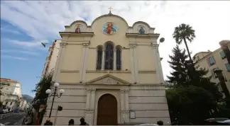  ??  ?? La fédération de Russie est venue chercher les reliques à l’église de la rue Longchamp.