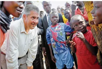  ?? FOTO: KAY NIETFELD/DPA ?? Außenminis­ter Sigmar Gabriel (SPD) spricht im Rhino Camp in Ofua, im Norden von Uganda, beim Besuch einer Flüchtling­ssiedlung mit Kindern aus Südsudan.
