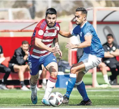  ?? FRANCISCO NEYRA / PHOTOGRAPH­ERSSPORTS ?? El capitán rojiblanco Martín Solar conduce el cuero en el duelo ante el Vélez.