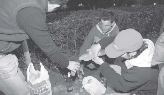  ?? Foto: Archiv ?? Ein kulturelle­s Phänomen: Botellones auf öffentlich­en Plätzen. Oft sind Minderjähr­ige unter den Kampftrink­ern.