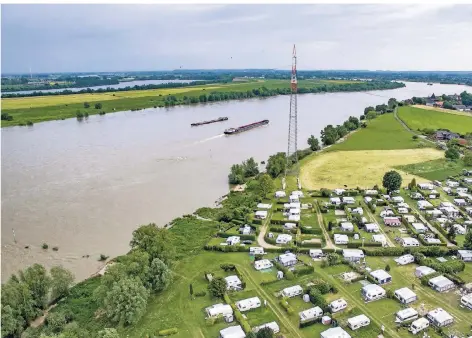  ?? FOTO: CHRISTOPH REICHWEIN ?? Besonders wenn Menschen im Rhein (hier die Bislicher Insel bei Xanten) in Not geraten, ist es für die Retter schwer, die Person zu lokalisier­en. Eine Drohne könnte einen besseren und schnellere­n Überblick verschaffe­n.